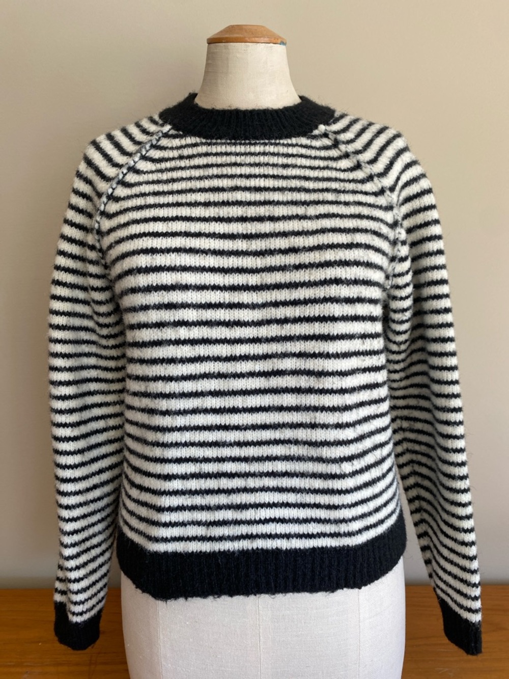 American Eagle long sleeved navy and white striped sweater with crew neck. XS💙🤍💙